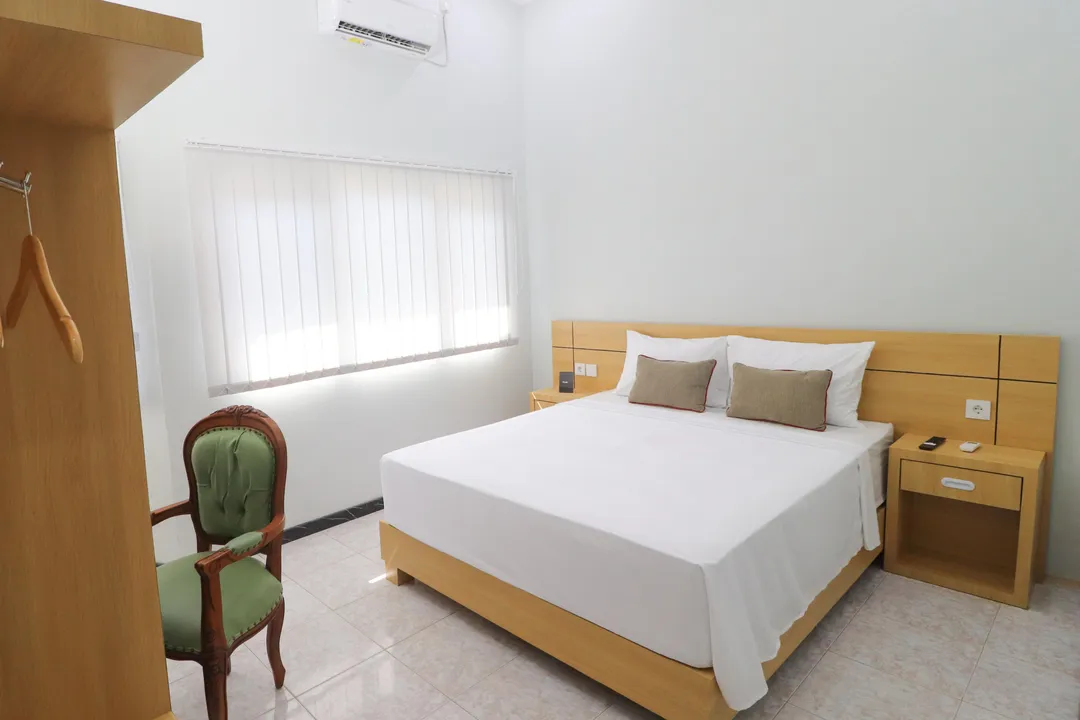 Kamar Deluxe Five Inn — tempat tidur double yang terang