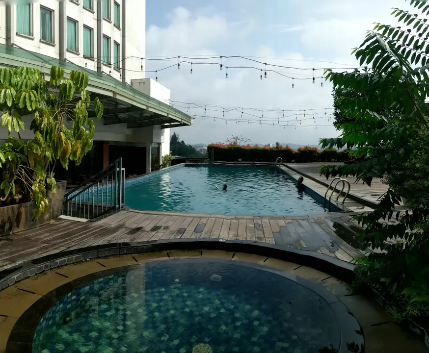 Kolam renang outdoor Five Premiere Samarinda