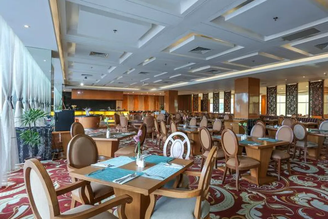 Restoran Five Premiere Samarinda yang terang
