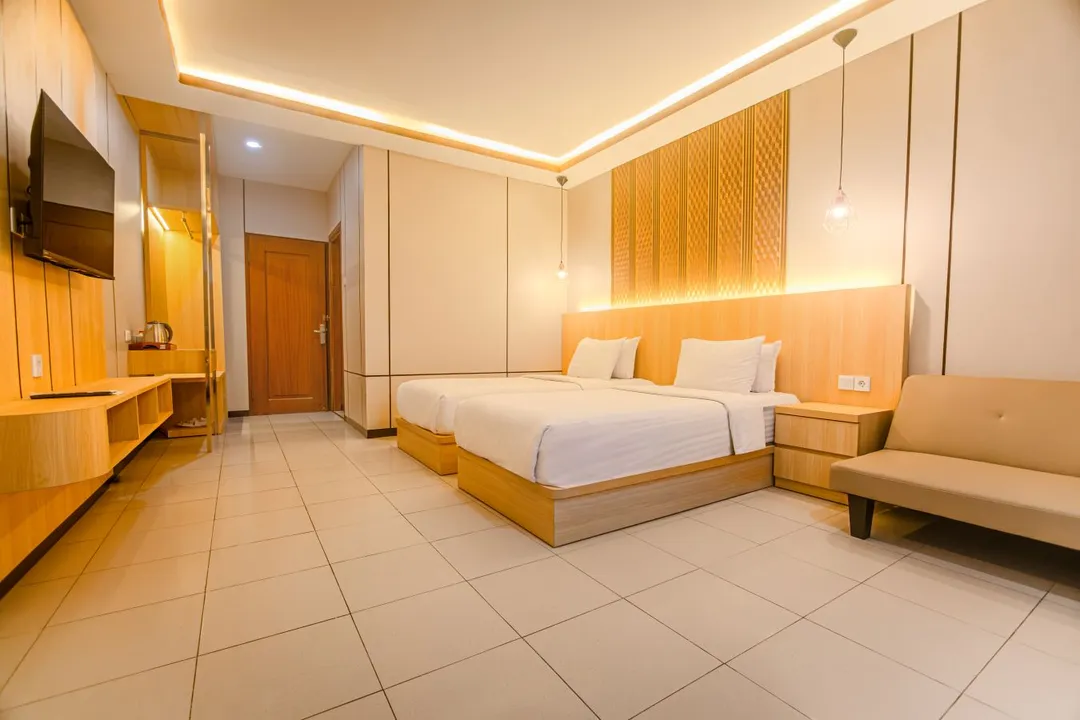 Premiere Suite Five Style — kamar luas dengan sofa dan smart TV